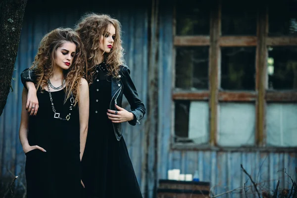 Dos hermosas como brujas — Foto de Stock