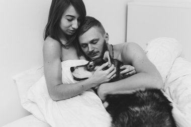 Yatakta yatarken genç yetişkin çift