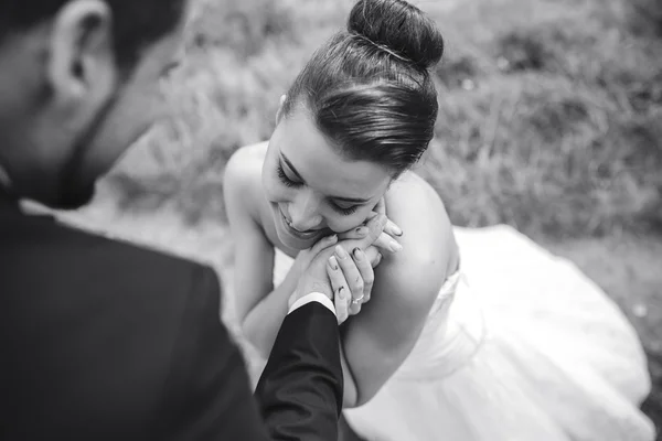 Ženich se jemně dotýká tvář jeho nevěsta — Stock fotografie