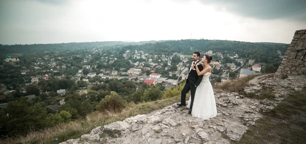 Casamento casal posando para a câmera — Fotografia de Stock