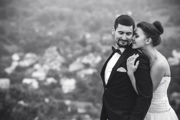 Boda pareja posando para la cámara — Foto de Stock