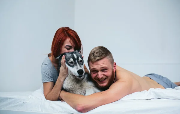 Junges erwachsenes Paar liegt auf Bett — Stockfoto
