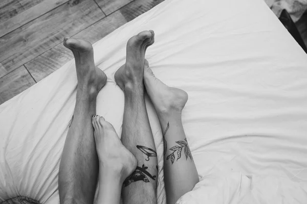 Young adult couple lying on bed — Stock Photo, Image