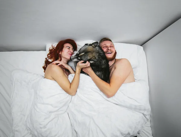 Unga vuxna par liggande på sängen — Stockfoto