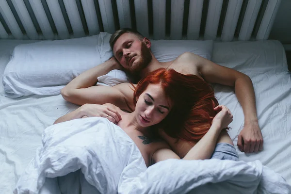 Casal jovem na cama juntos — Fotografia de Stock