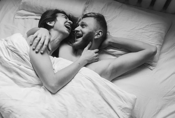 Молода пара в ліжку разом — стокове фото