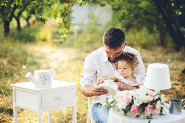 Papa et fille jouant — Photo