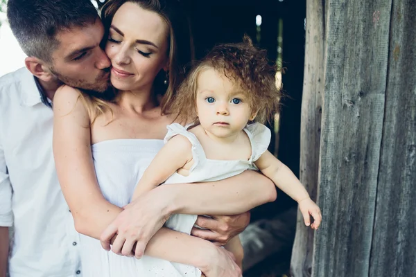 Mutter, Vater und Tochter haben gemeinsam Spaß — Stockfoto