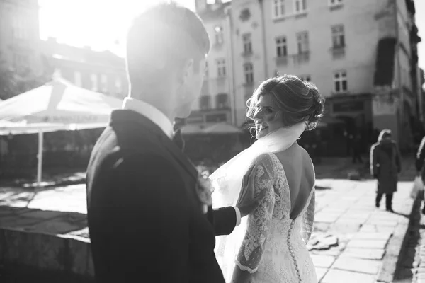 Novia y novio posando en las calles — Foto de Stock