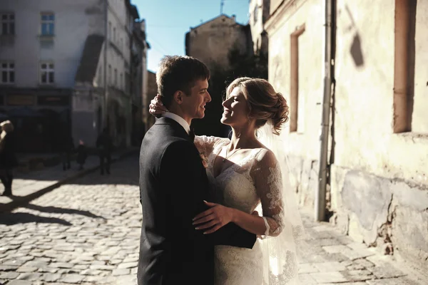 Novia y novio posando en las calles —  Fotos de Stock