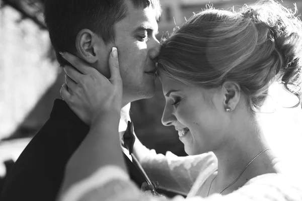 Bride and groom posing on the streets — Stock Photo, Image