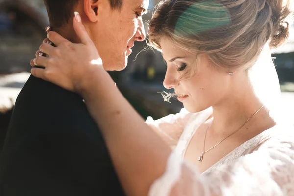 Sposa e sposo in posa per le strade — Foto Stock