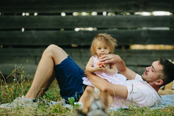 Glückliche Familie auf dem Rasen im Park — Stockfoto