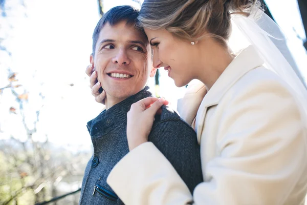 Braut umarmt Bräutigam — Stockfoto