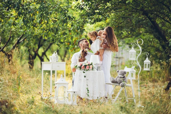 Ung familj med barn på en picknick — Stockfoto