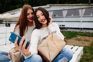 Selfie hediyeler ile iki kız yapın