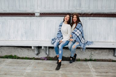 İki kız parkta bir bankta oturup