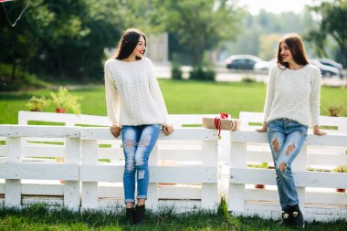 İki kız yalın tezgah