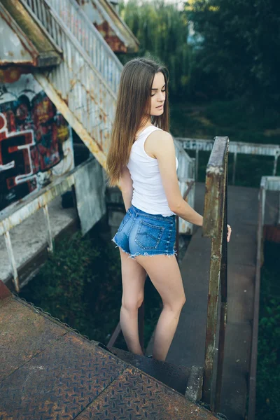 Ung vacker flicka posinggirl — Stockfoto