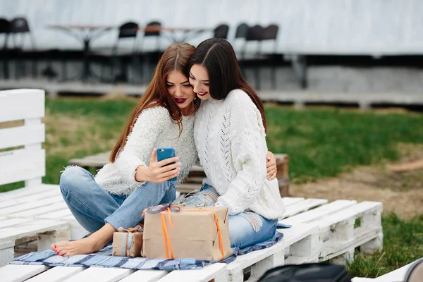 A két lány, hogy selfie ajándékokkal — Stock Fotó