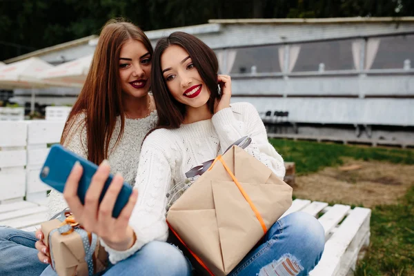 A két lány, hogy selfie ajándékokkal — Stock Fotó
