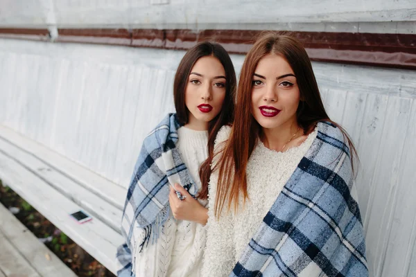 Due ragazze si siedono su una panchina nel parco — Foto Stock