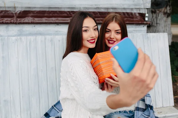 Dos chicas hacen selfie con regalo — Foto de Stock