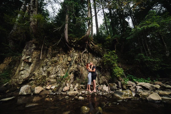 Beau couple sur le fond de forêt — Photo