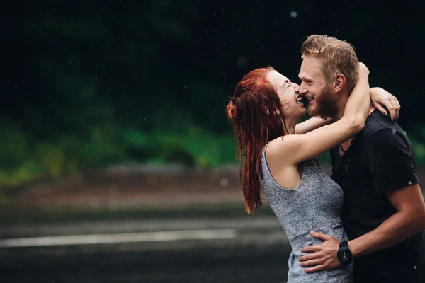 美丽的夫妇在雨中拥抱 — 图库照片