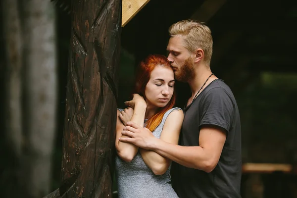 Kerl umarmt seine Freundin — Stockfoto