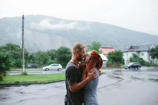 雨の中で抱いて美しいカップル — ストック写真
