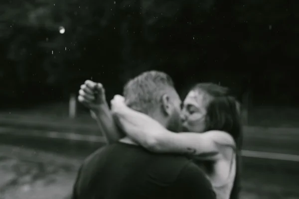 Hermosa pareja besándose en la lluvia —  Fotos de Stock