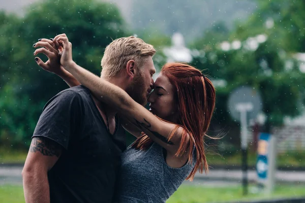 美しいカップルが雨の中でキス ロイヤリティフリーのストック写真
