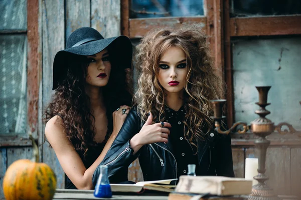 Duas bruxas vintage sentadas à mesa — Fotografia de Stock