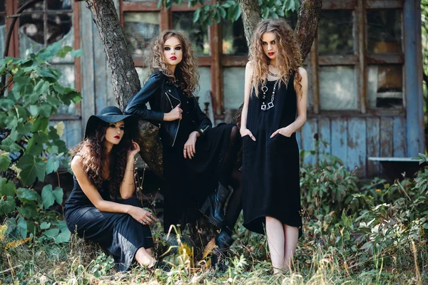 Trois femmes vintage comme sorcières — Photo