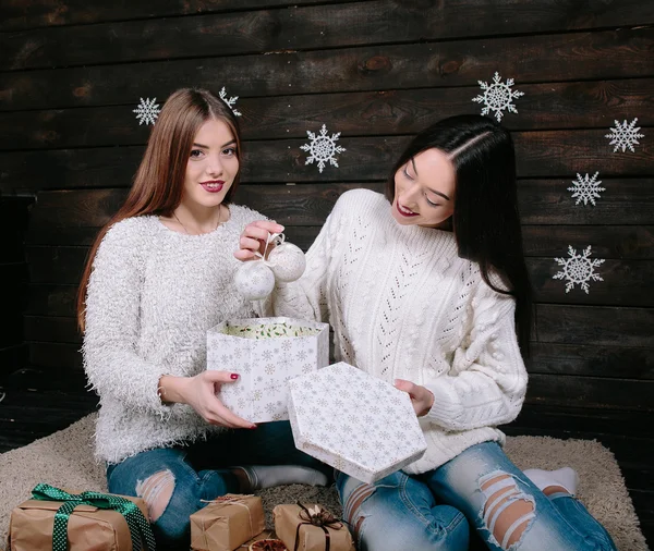 Dwie piękne dziewczyny razem rozpakować prezenty — Zdjęcie stockowe