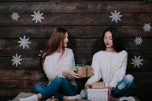Två vackra flickor packa ihop presenter — Stockfoto