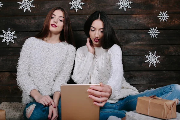 สาวสวยสองคนที่มีแท็บเล็ต ระหว่างของขวัญ — ภาพถ่ายสต็อก