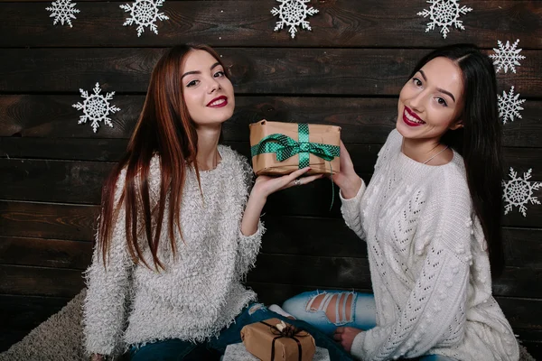 Portret dwóch pięknych dziewczyn na Boże Narodzenie — Zdjęcie stockowe