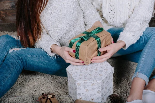 Two pretty girls with gifts for Christmas — Stock Photo, Image
