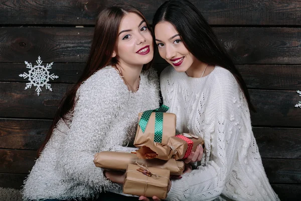 İki güzel kız kamera hediye teklif — Stok fotoğraf
