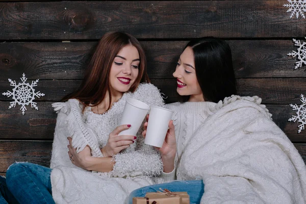 뜨거운 음료를 마시는 두 여자 — 스톡 사진