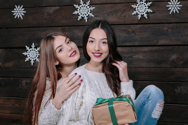 Две красивые девушки на Рождество — стоковое фото