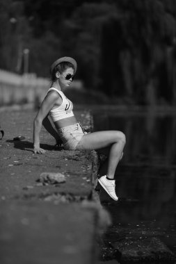 Kız iskelede oturuyor.