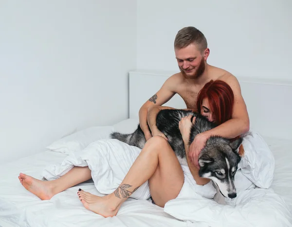 Genç bir çift ile köpek — Stok fotoğraf