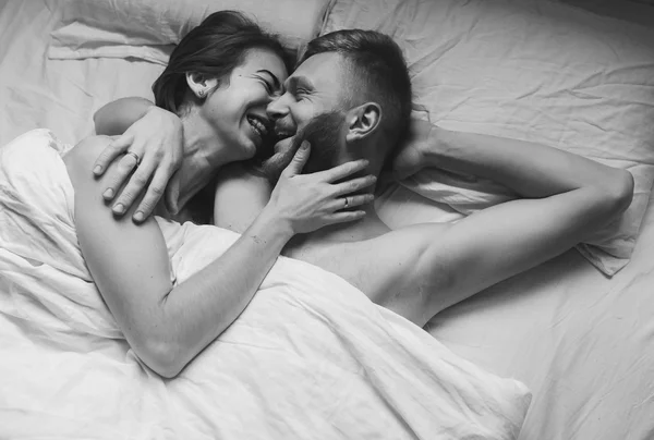 Cuplu tânăr în pat — Fotografie, imagine de stoc