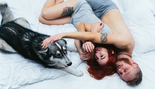 Jovem casal com cão — Fotografia de Stock