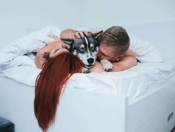 Genç bir çift ile köpek — Stok fotoğraf