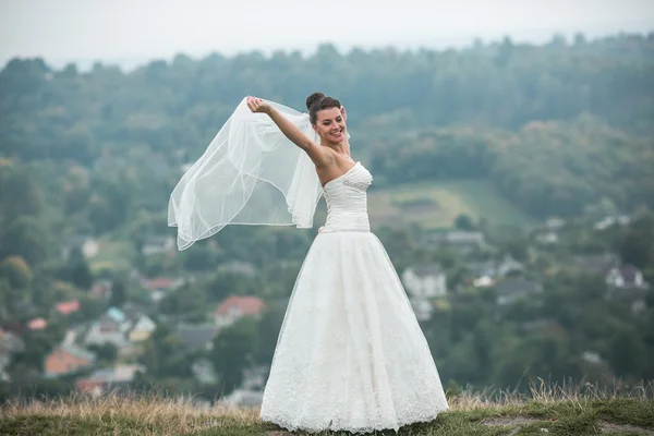 Belle jeune mariée — Photo