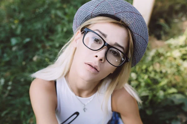 Pretty girl sitting and looking at the camera — Stock Photo, Image